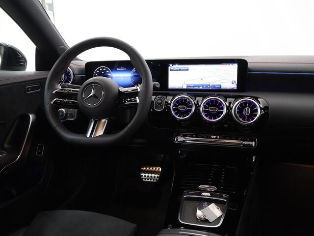 Mercedes-Benz CLA-KLASSE 250e AMG line | Panoramadak | 19 inch | Keyless go | Sfeerverlichting | Achteruitrijcamera |