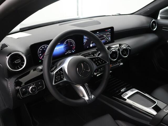 Mercedes-Benz CLA-KLASSE Shooting Brake 250 e Star Edition 2x groot scherm | Led verlichting | Achteruitrijcamera | 17 inch LM velgen |