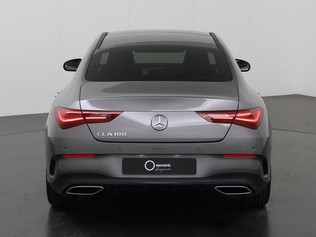 Mercedes-Benz CLA-KLASSE 180 Star Edition AMG Line | Panoramadak | Night | 19" AMG Velgen | Sfeerverlichting | Parkeercamera |