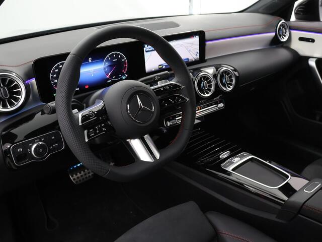 Mercedes-Benz CLA-KLASSE 180 Star Edition AMG Line | Panoramadak | Night | 19" AMG Velgen | Sfeerverlichting | Parkeercamera |