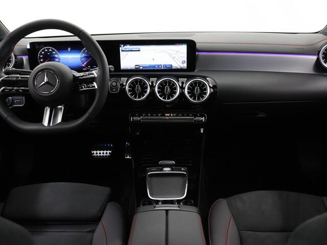 Mercedes-Benz CLA-KLASSE 180 Star Edition AMG Line | Panoramadak | Night | 19" AMG Velgen | Sfeerverlichting | Parkeercamera |