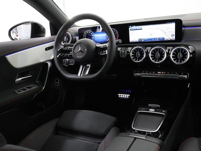 Mercedes-Benz CLA-KLASSE 180 Star Edition AMG Line | Panoramadak | Night | 19" AMG Velgen | Sfeerverlichting | Parkeercamera |