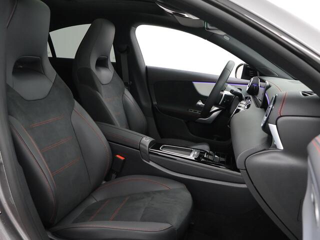 Mercedes-Benz CLA-KLASSE 180 Star Edition AMG Line | Panoramadak | Night | 19" AMG Velgen | Sfeerverlichting | Parkeercamera |