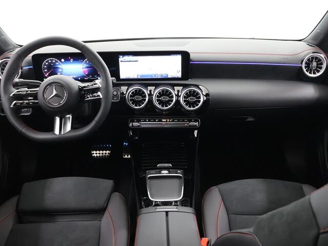 Mercedes-Benz CLA-KLASSE 180 Star Edition AMG Line | Camera | Panorama dak | Sfeerverlichting | Nightpakket | AMG!