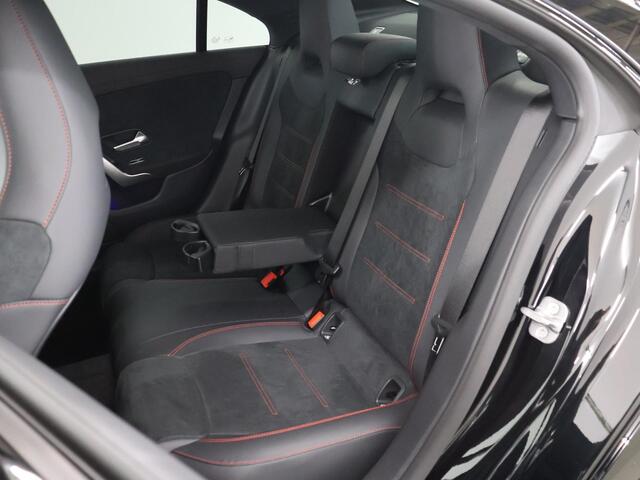 Mercedes-Benz CLA-KLASSE 180 Star Edition AMG Line | Camera | Panorama dak | Sfeerverlichting | Nightpakket | AMG!