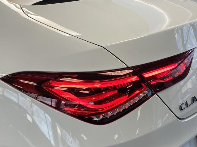 Mercedes-Benz CLA-KLASSE 180 Business Solution AMG Panoramadak Sfeerverlichting 18LMV Cruise control DAB+