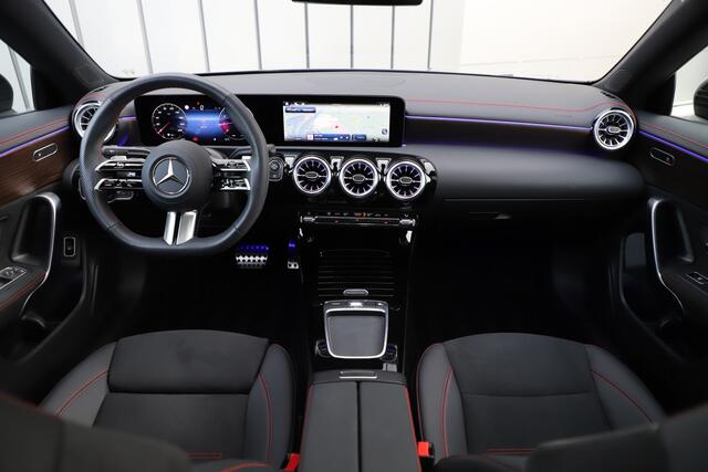 Mercedes-Benz CLA-KLASSE 180 AMG Aut7 | Sfeerverlichting | Pano | Keyles-go | ACC | Stuurverwarming | Led | 2024.