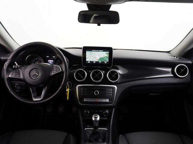 Mercedes-Benz CLA-KLASSE Shooting Brake 180K AMG 18"Lmv Sportstoelen Navi High-performance-LED PDC-a+v Cruise Night Pakket Urban Pakket Control Ambition Parkeerpilot Communicat-mod umts Led Pdc Bluetooth Camtronic Privacy Glas Garmin® MAP PILOT Actieve motorkap Remassistent Camtr