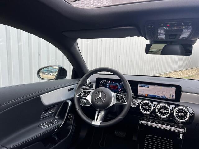 Mercedes-Benz CLA-KLASSE 180 Luxury Line | Panoramadak | Nightpakket | Achteruitrijcamera | Stoelverwarming | Dodehoekassistent | Sfeerverlichting | Showmodel