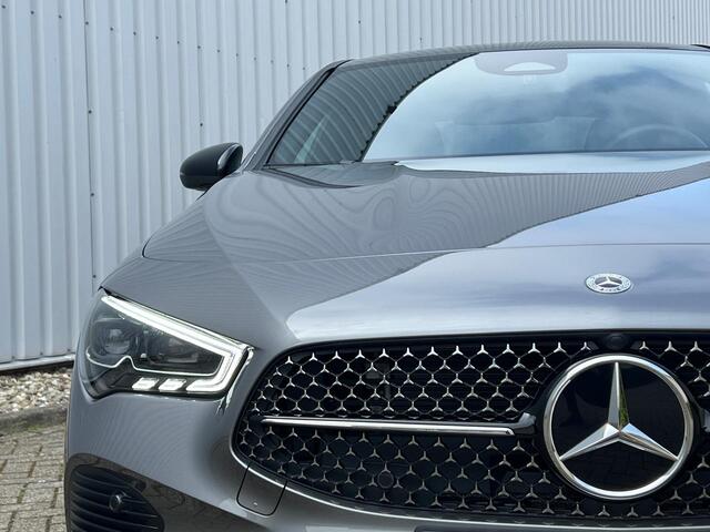 Mercedes-Benz CLA-KLASSE 180 Luxury Line | Panoramadak | Nightpakket | Achteruitrijcamera | Stoelverwarming | Dodehoekassistent | Sfeerverlichting | Showmodel