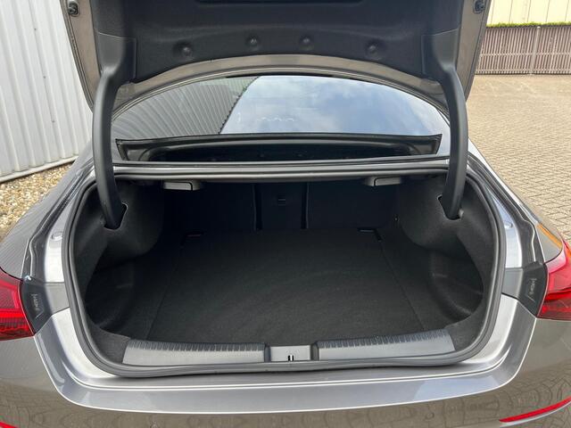 Mercedes-Benz CLA-KLASSE 180 Luxury Line | Panoramadak | Nightpakket | Achteruitrijcamera | Stoelverwarming | Dodehoekassistent | Sfeerverlichting | Showmodel