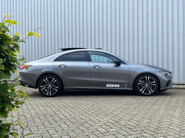 Mercedes-Benz CLA-KLASSE 180 Luxury Line | Panoramadak | Nightpakket | Achteruitrijcamera | Stoelverwarming | Dodehoekassistent | Sfeerverlichting | Showmodel