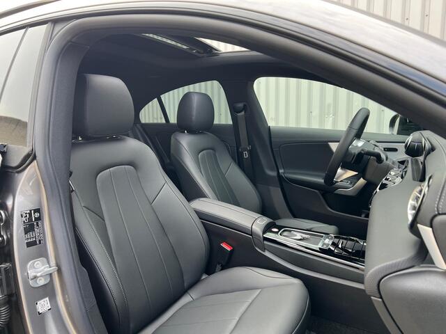Mercedes-Benz CLA-KLASSE 180 Luxury Line | Panoramadak | Nightpakket | Achteruitrijcamera | Stoelverwarming | Dodehoekassistent | Sfeerverlichting | Showmodel