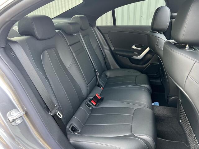 Mercedes-Benz CLA-KLASSE 180 Luxury Line | Panoramadak | Nightpakket | Achteruitrijcamera | Stoelverwarming | Dodehoekassistent | Sfeerverlichting | Showmodel