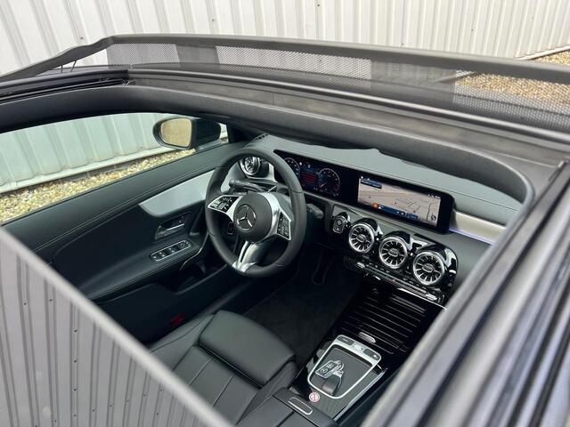 Mercedes-Benz CLA-KLASSE 180 Luxury Line | Panoramadak | Nightpakket | Achteruitrijcamera | Stoelverwarming | Dodehoekassistent | Sfeerverlichting | Showmodel