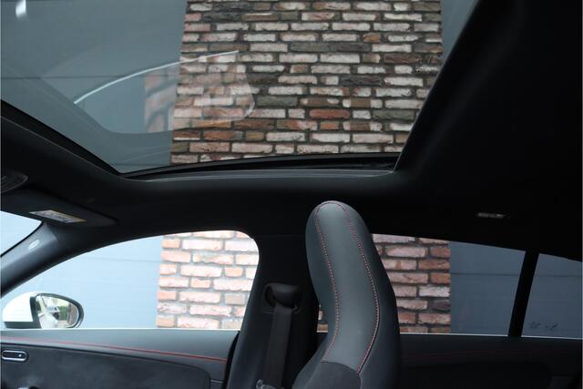Mercedes-Benz CLA-KLASSE Shooting Brake 250 e AMG Line Aut8 | Facelift | Panoramadak | Distronic | Keyless Go | Widescreen | Verwarmd Stuurwiel | Sfeerverlichting | Dodehoekassistent | Camera |