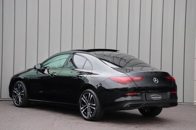 Mercedes-Benz CLA-KLASSE 180 Luxury Line | Aut7 | Panoramadak | Distronic | Sfeerverlichting | Leder | Stuurwielverw. | Stoelverw. | Facelift | 2023.