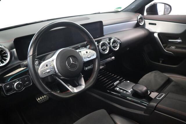Mercedes-Benz CLA-KLASSE 180 Business Solution Luxery Sfeer verlichting Panoramadak, Ambi light, Navigatie, 18LMV, Matte kleur 2 jaar garantie mogelijk* (vraag naar de voorwaarden)