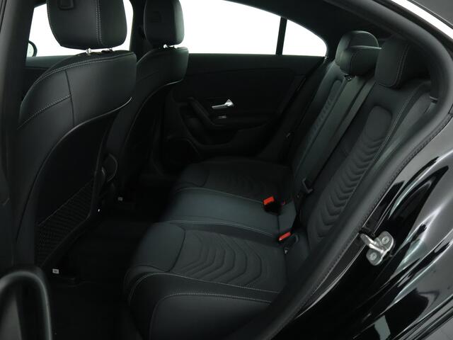 Mercedes-Benz CLA-KLASSE 180 Star Edition | Parkeerpakket met achteruitrijcamera | KEYLESS GO | Dodehoekassistent | USB pakket plus | Verwarmde stoelen vooraan |