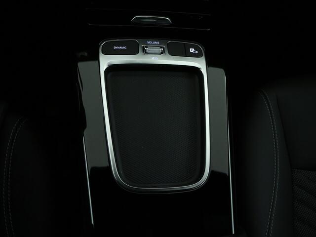 Mercedes-Benz CLA-KLASSE 180 Star Edition | Parkeerpakket met achteruitrijcamera | KEYLESS GO | Dodehoekassistent | USB pakket plus | Verwarmde stoelen vooraan |