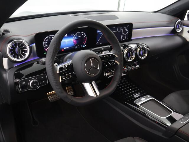 Mercedes-Benz CLA-KLASSE 180 Star Edition AMG Line | Panoramaschuifdak | Sfeerverlichting | Keyless go | Stoelverwarming