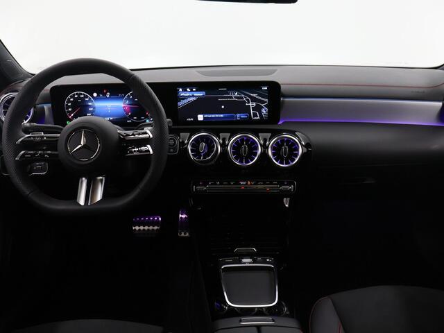 Mercedes-Benz CLA-KLASSE 180 Star Edition AMG Line | Panoramaschuifdak | Sfeerverlichting | Keyless go | Stoelverwarming