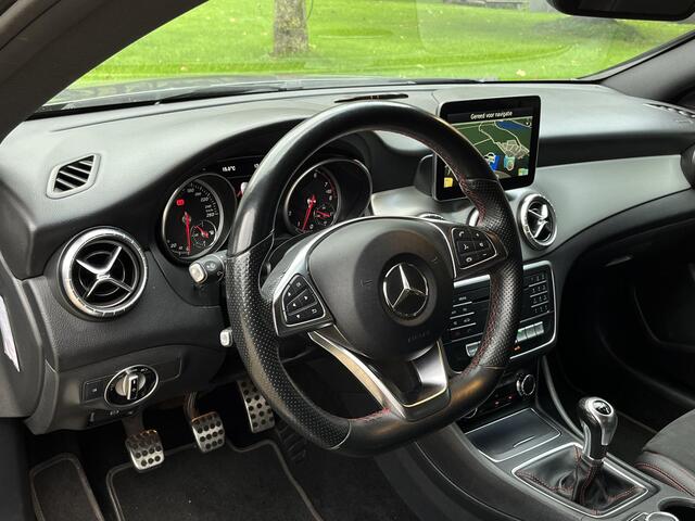 Mercedes-Benz CLA-KLASSE 180 AMG-line, Led *NL Auto*