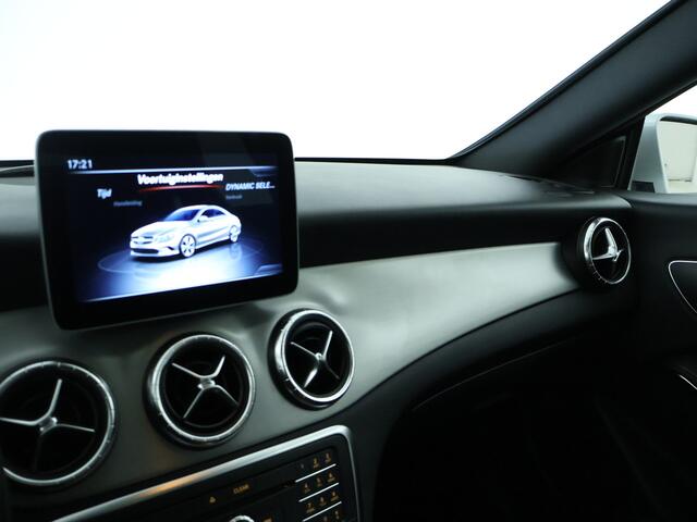 Mercedes-Benz CLA-KLASSE 180 Business Solution AMG | Panoramadak | Camera | Stoelverwarming |