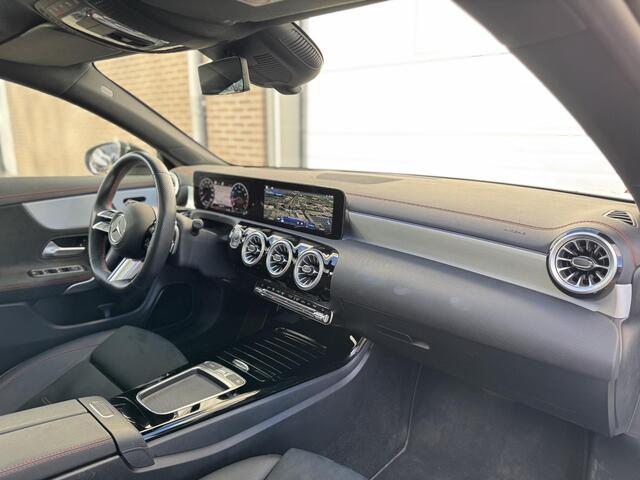 Mercedes-Benz CLA-KLASSE Shooting Brake 200 AMG Line | Panoramadak | Head-Up |