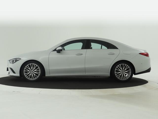 Mercedes-Benz CLA-KLASSE 180 Luxury Line | Keyless Go | Parkeerpakket met Camera | Stoelverwarming | Augmented Reality | Sfeerverlichting | Apple CarPlay | Inclusief 24 maanden MB Certified garantie voor Europa.
