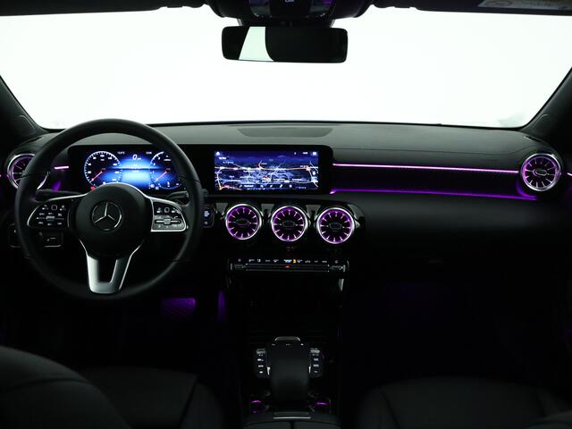 Mercedes-Benz CLA-KLASSE 180 Luxury Line | Keyless Go | Parkeerpakket met Camera | Stoelverwarming | Augmented Reality | Sfeerverlichting | Apple CarPlay | Inclusief 24 maanden MB Certified garantie voor Europa.