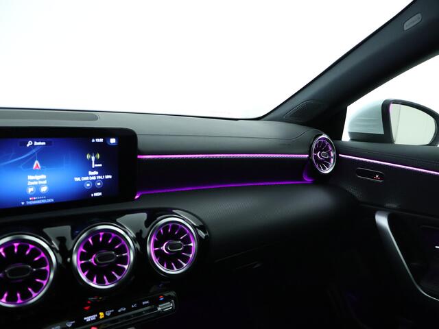 Mercedes-Benz CLA-KLASSE 180 Luxury Line | Keyless Go | Parkeerpakket met Camera | Stoelverwarming | Augmented Reality | Sfeerverlichting | Apple CarPlay | Inclusief 24 maanden MB Certified garantie voor Europa.