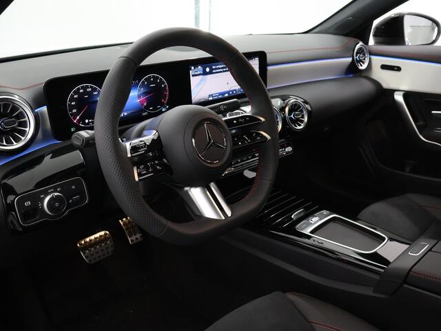 Mercedes-Benz CLA-KLASSE 180 Shooting Brake 180 AMG Line | Panorama dak | Night Pakket | 19 inch | Digitaalwit | Sfeerverlichting