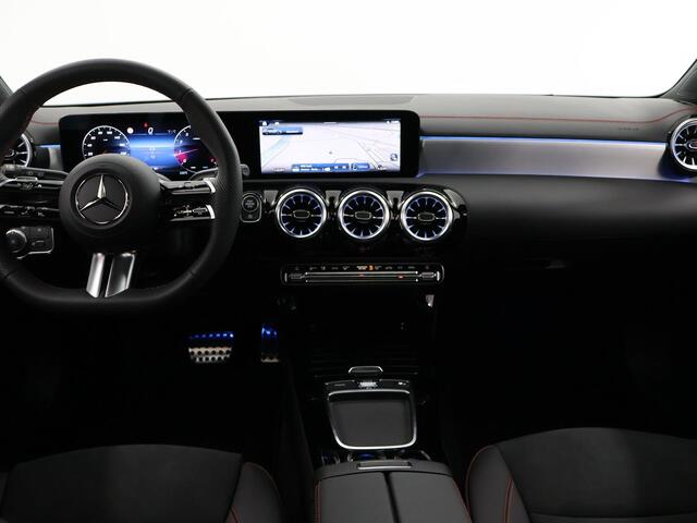 Mercedes-Benz CLA-KLASSE 180 Shooting Brake 180 AMG Line | Panorama dak | Night Pakket | 19 inch | Digitaalwit | Sfeerverlichting