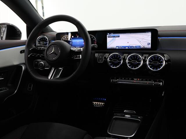 Mercedes-Benz CLA-KLASSE 180 Shooting Brake 180 AMG Line | Panorama dak | Night Pakket | 19 inch | Digitaalwit | Sfeerverlichting