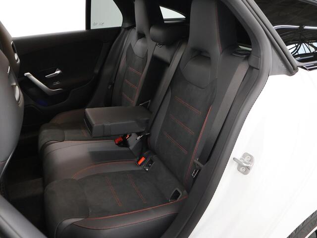 Mercedes-Benz CLA-KLASSE 180 Shooting Brake 180 AMG Line | Panorama dak | Night Pakket | 19 inch | Digitaalwit | Sfeerverlichting