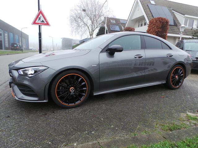 Mercedes-Benz CLA-KLASSE 220 4MATIC Orange Art Edition Pano,Burmester,Stoelverw,Sfeer,Enz