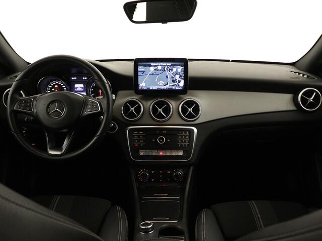 Mercedes-Benz CLA-KLASSE 180 Business Solution | Trekhaak | Navigatie | Camera | Stoelverwarming |