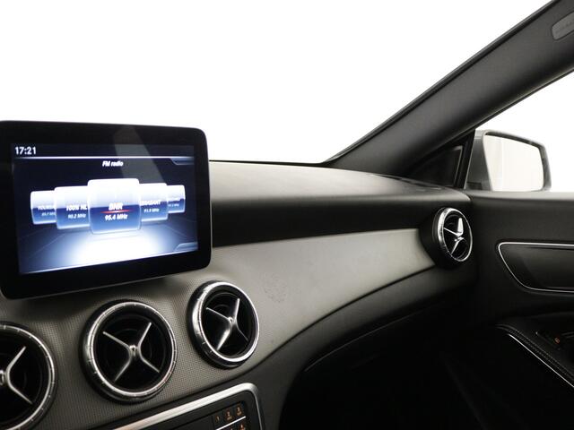 Mercedes-Benz CLA-KLASSE 180 Business Solution | Trekhaak | Navigatie | Camera | Stoelverwarming |