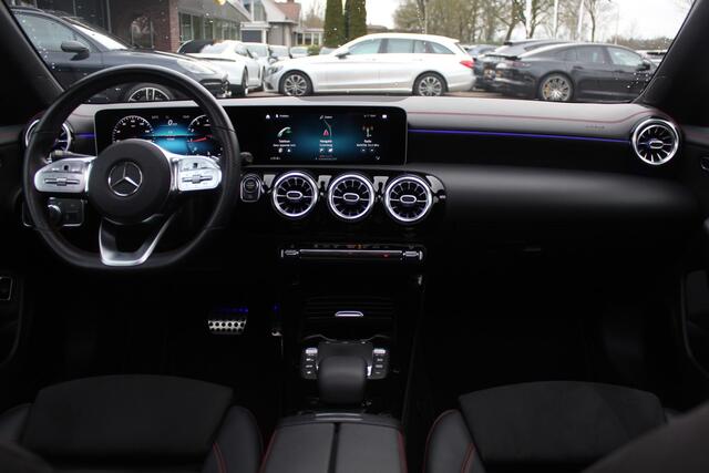 Mercedes-Benz CLA-KLASSE 180 Business Solution AMG / Panoramadak / Camera / 19'' / Sfeerverlichting / Leder&Alcantara / Cruise Control