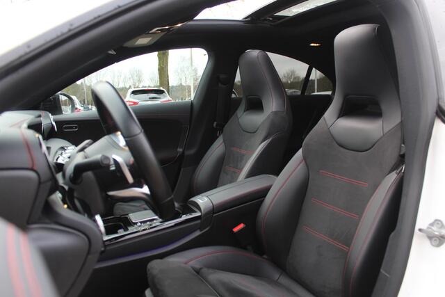 Mercedes-Benz CLA-KLASSE 180 Business Solution AMG / Panoramadak / Camera / 19'' / Sfeerverlichting / Leder&Alcantara / Cruise Control