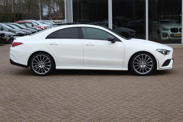 Mercedes-Benz CLA-KLASSE 180 Business Solution AMG / Panoramadak / Camera / 19'' / Sfeerverlichting / Leder&Alcantara / Cruise Control
