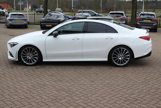 Mercedes-Benz CLA-KLASSE 180 Business Solution AMG / Panoramadak / Camera / 19'' / Sfeerverlichting / Leder&Alcantara / Cruise Control