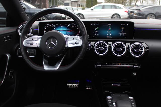 Mercedes-Benz CLA-KLASSE 180 Business Solution AMG / Panoramadak / Camera / 19'' / Sfeerverlichting / Leder&Alcantara / Cruise Control