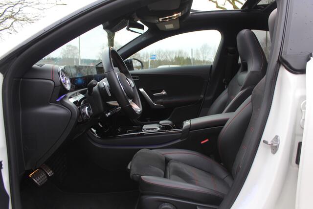 Mercedes-Benz CLA-KLASSE 180 Business Solution AMG / Panoramadak / Camera / 19'' / Sfeerverlichting / Leder&Alcantara / Cruise Control