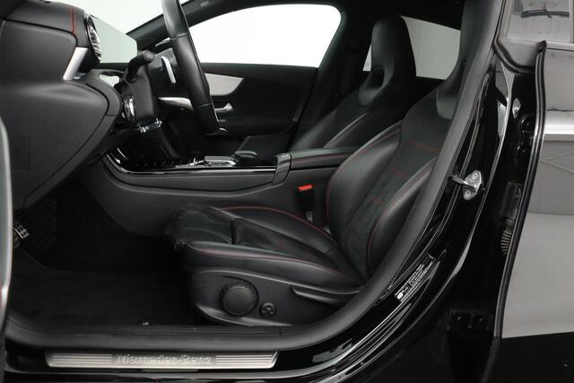 Mercedes-Benz CLA-KLASSE 250e AMG Night | Stoelverwarming | Carplay | Camera | Sfeerverlichting | Leder/Alcantara | Full LED | Widescreen