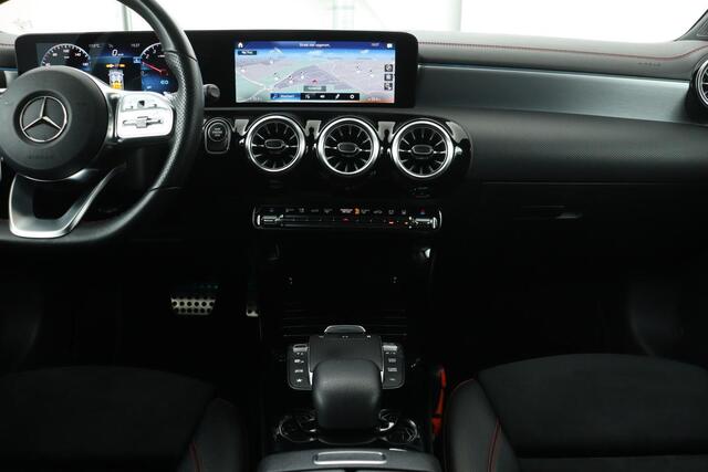 Mercedes-Benz CLA-KLASSE 250e AMG Night | Stoelverwarming | Carplay | Camera | Sfeerverlichting | Leder/Alcantara | Full LED | Widescreen
