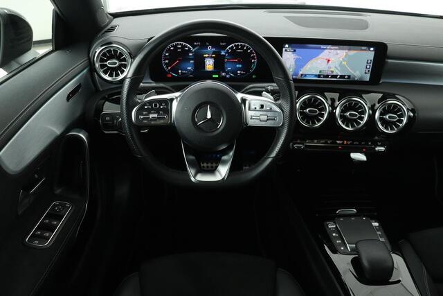 Mercedes-Benz CLA-KLASSE 250e AMG Night | Carplay | Stoelverwarming | Sfeerverlichting | Full LED | Leder/Alcantara | Climate control | Park Assist