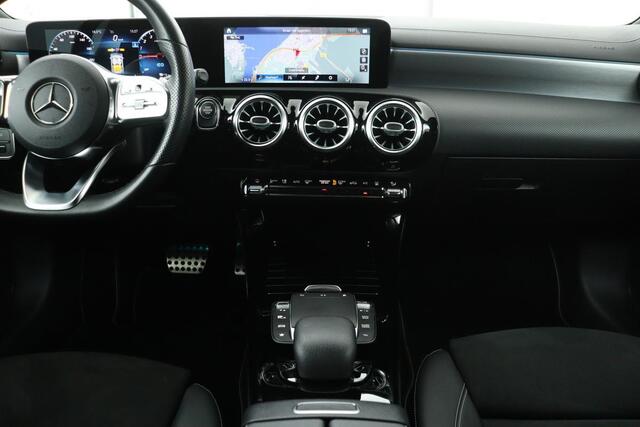 Mercedes-Benz CLA-KLASSE 250e AMG Night | Carplay | Stoelverwarming | Sfeerverlichting | Full LED | Leder/Alcantara | Climate control | Park Assist
