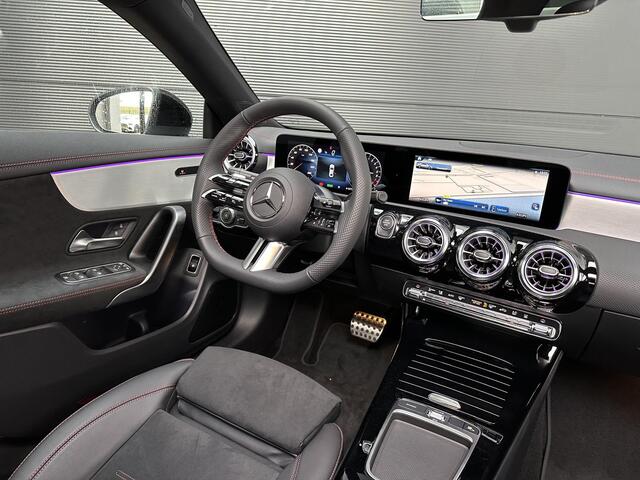 Mercedes-Benz CLA-KLASSE 250 e AMG Line | Premium | Nightpakket | Panoramadak | Achteruitrijcamera | Stoelverwarming | Sfeerverlichting | Showmodel SALE